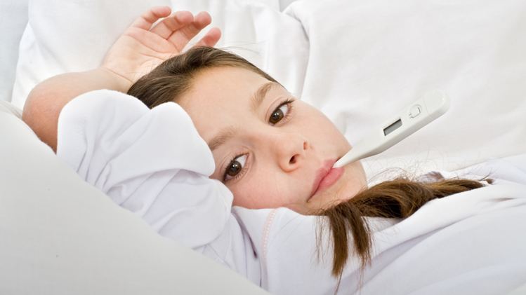 बिस्तर को ऊँचा करना ताकि बंद नाक में शिशु साँस ले सके raise bed to treat blocked nose in child
